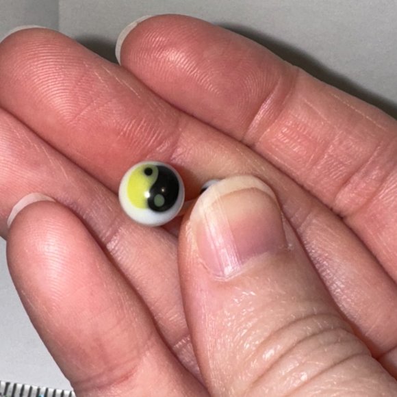 14 Gauge Yellow and Black Yin/Yang Belly Ring - Picture 4 of 8